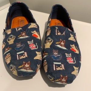 Cute nerdy cat Bobs, by Skechers!